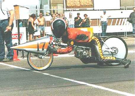 Luc Foekemas 50cc drag bike in Holland. He's ripping off 15.79 in this little gizmo on pump gas. 