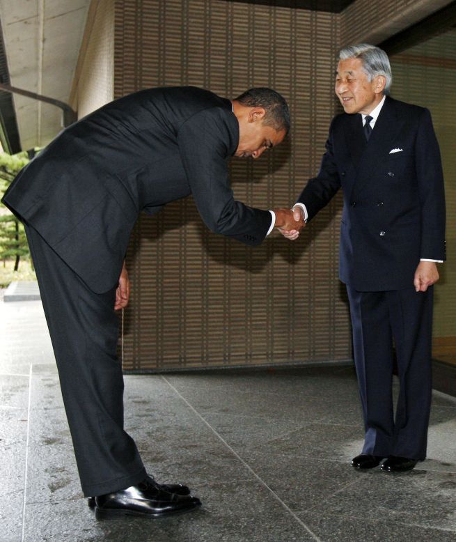 Obama Bows to Japanese Leader